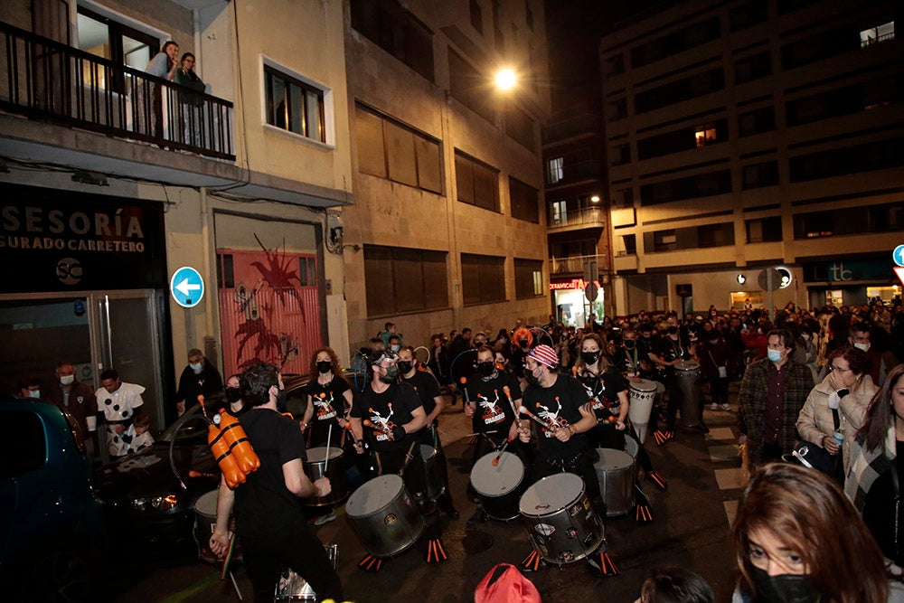 El barrio del Oeste recupera la celebración del Carnaval con un desfile que llenó las calles del barrio de pequeños y mayores disfrazados y bailando al ritmo de la charanga y batucada