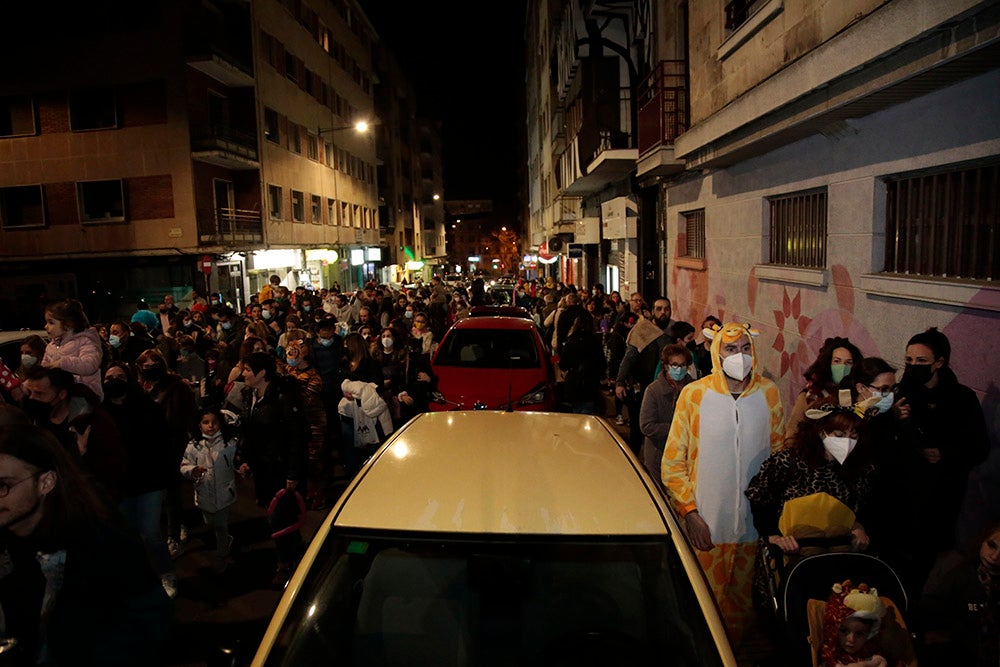 El barrio del Oeste recupera la celebración del Carnaval con un desfile que llenó las calles del barrio de pequeños y mayores disfrazados y bailando al ritmo de la charanga y batucada