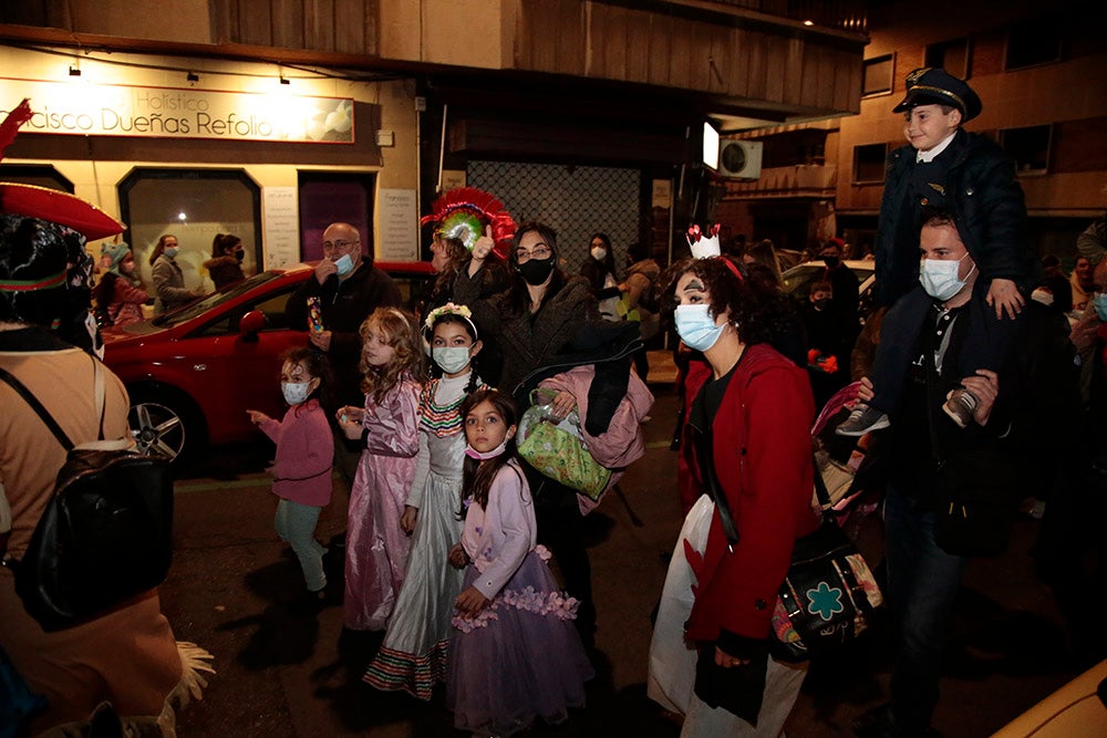 El barrio del Oeste recupera la celebración del Carnaval con un desfile que llenó las calles del barrio de pequeños y mayores disfrazados y bailando al ritmo de la charanga y batucada