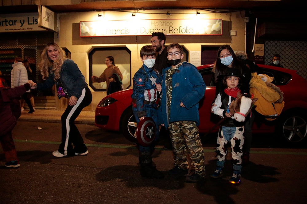 El barrio del Oeste recupera la celebración del Carnaval con un desfile que llenó las calles del barrio de pequeños y mayores disfrazados y bailando al ritmo de la charanga y batucada