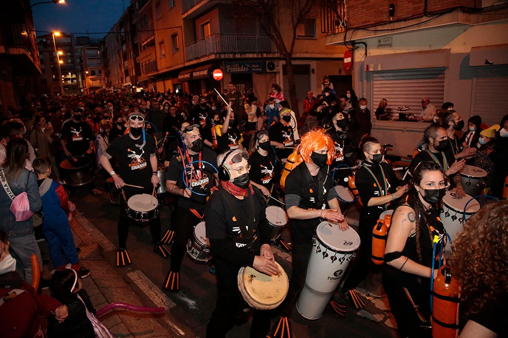 El barrio del Oeste recupera la celebración del Carnaval con un desfile que llenó las calles del barrio de pequeños y mayores disfrazados y bailando al ritmo de la charanga y batucada