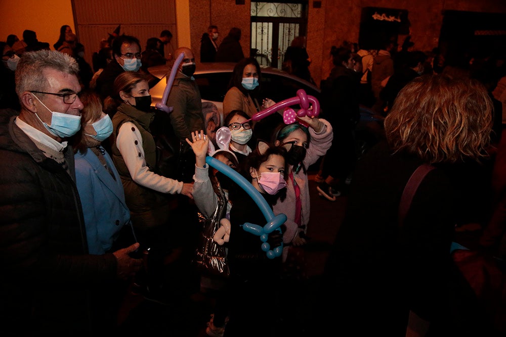 El barrio del Oeste recupera la celebración del Carnaval con un desfile que llenó las calles del barrio de pequeños y mayores disfrazados y bailando al ritmo de la charanga y batucada