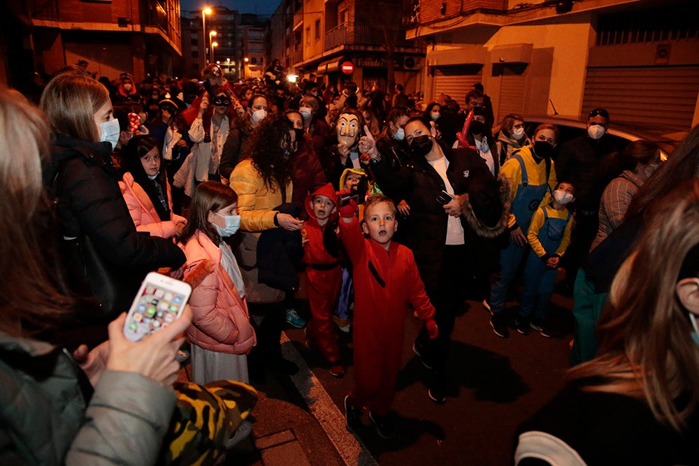 El barrio del Oeste recupera la celebración del Carnaval con un desfile que llenó las calles del barrio de pequeños y mayores disfrazados y bailando al ritmo de la charanga y batucada