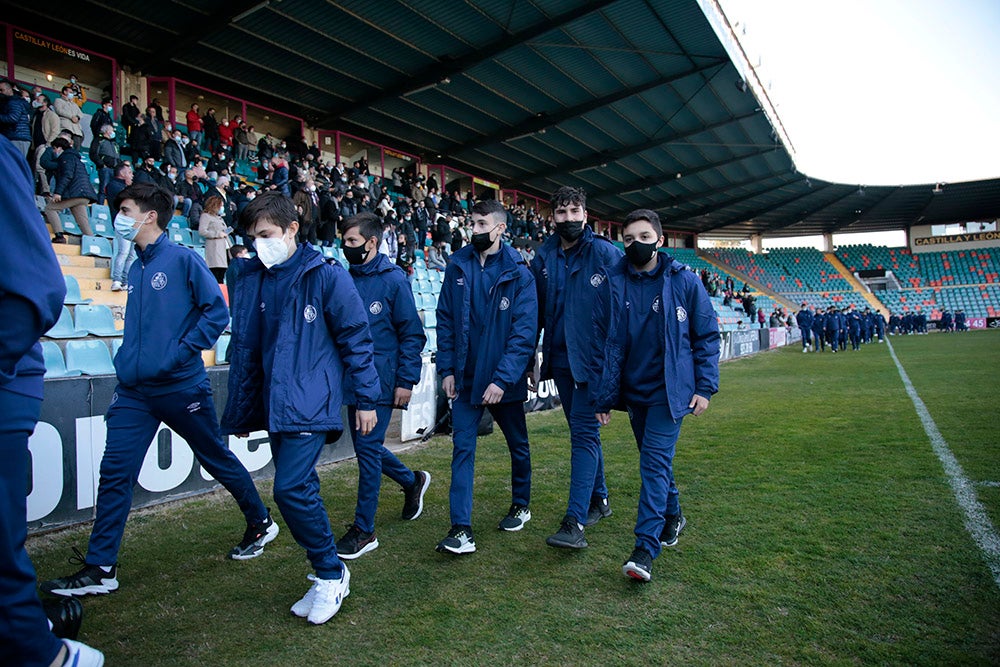 El Salamanca CF UDS aprovecha el descanso del encuentro ante la UD Llanera para presentar a su cantera. Las jóvenes promesas del club mostraron un mensaje en contra de la guerra