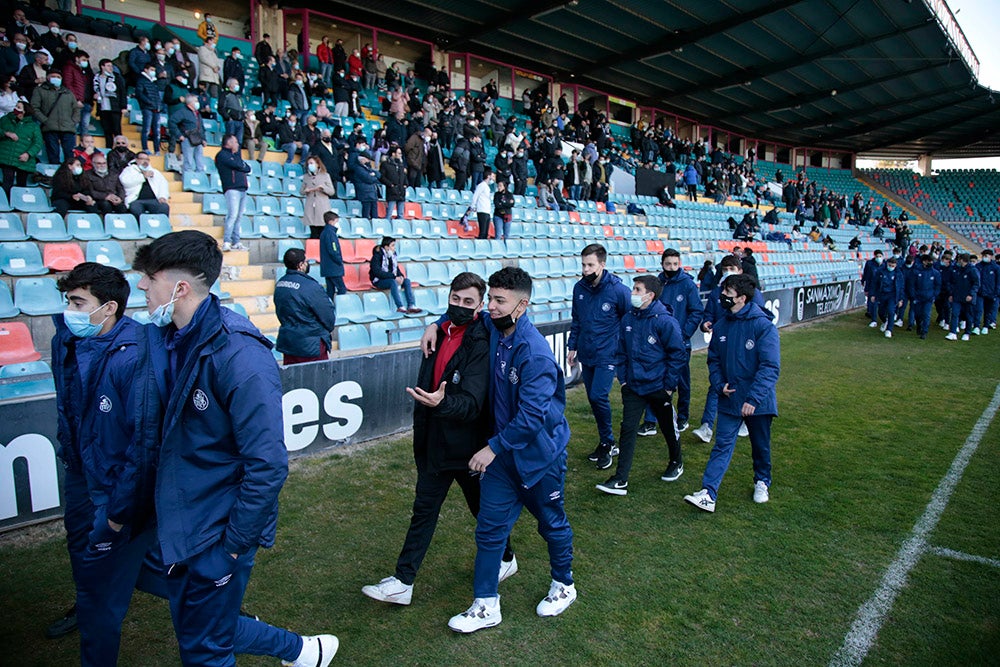 El Salamanca CF UDS aprovecha el descanso del encuentro ante la UD Llanera para presentar a su cantera. Las jóvenes promesas del club mostraron un mensaje en contra de la guerra