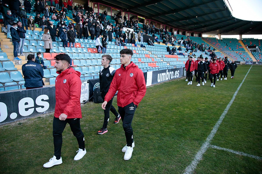 El Salamanca CF UDS aprovecha el descanso del encuentro ante la UD Llanera para presentar a su cantera. Las jóvenes promesas del club mostraron un mensaje en contra de la guerra