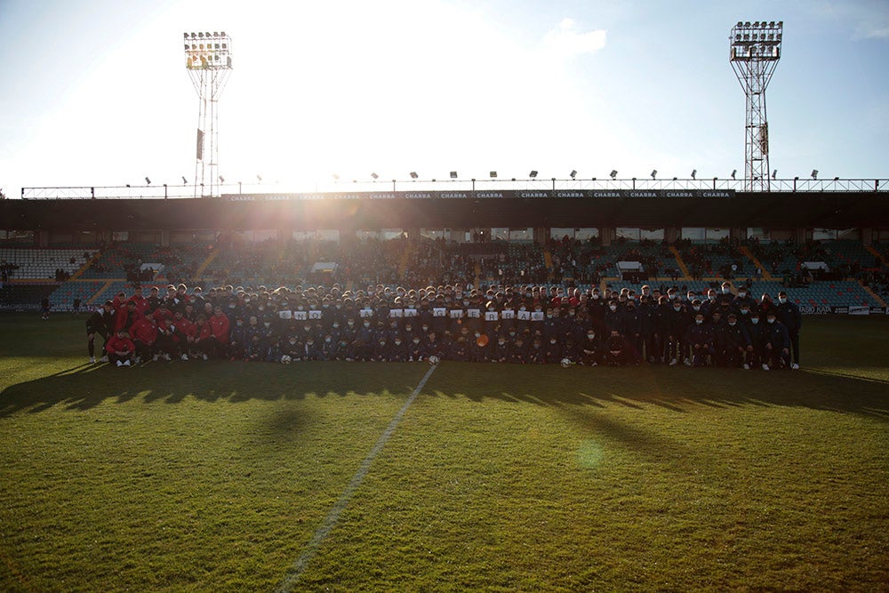 El Salamanca CF UDS aprovecha el descanso del encuentro ante la UD Llanera para presentar a su cantera. Las jóvenes promesas del club mostraron un mensaje en contra de la guerra