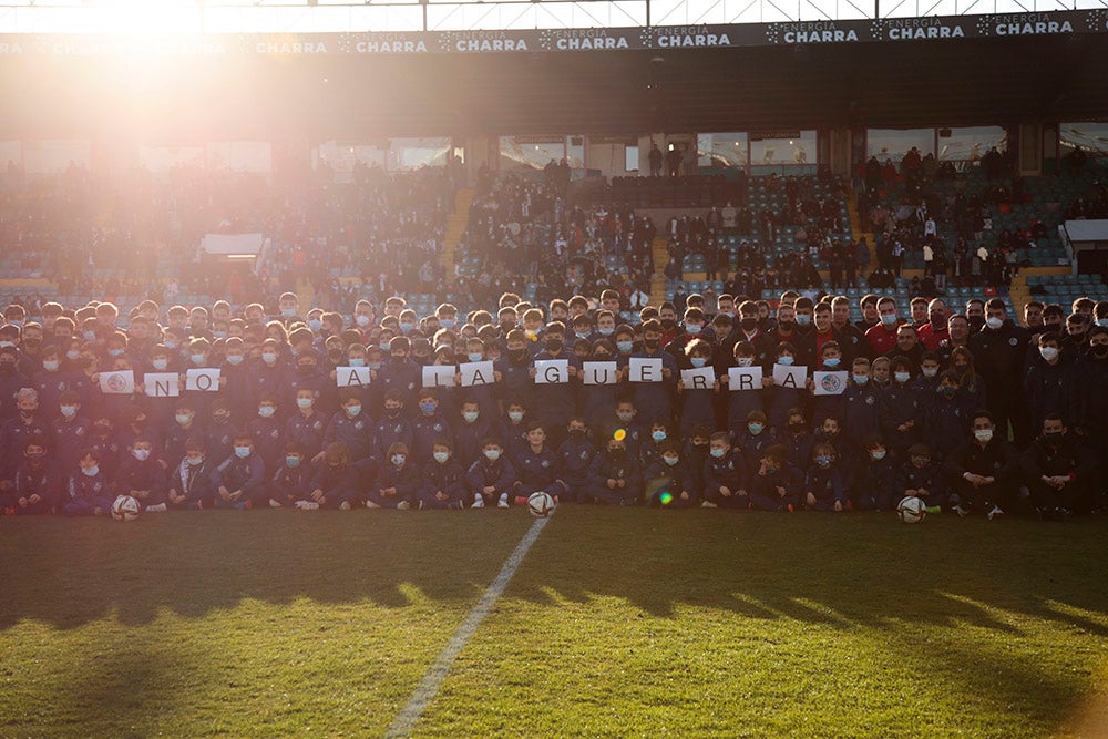 El Salamanca CF UDS aprovecha el descanso del encuentro ante la UD Llanera para presentar a su cantera. Las jóvenes promesas del club mostraron un mensaje en contra de la guerra