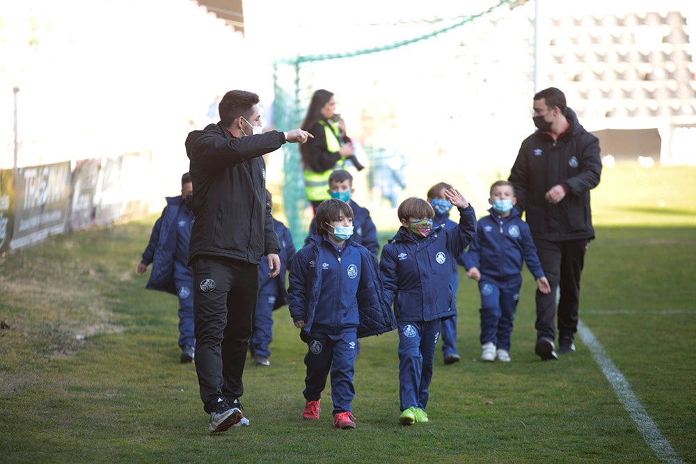 El Salamanca CF UDS aprovecha el descanso del encuentro ante la UD Llanera para presentar a su cantera. Las jóvenes promesas del club mostraron un mensaje en contra de la guerra