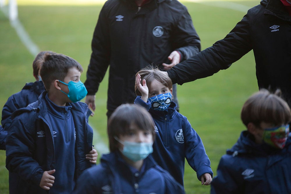 El Salamanca CF UDS aprovecha el descanso del encuentro ante la UD Llanera para presentar a su cantera. Las jóvenes promesas del club mostraron un mensaje en contra de la guerra