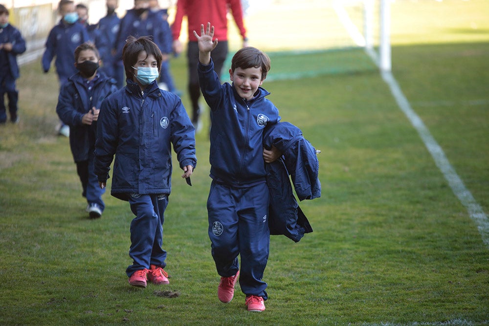 El Salamanca CF UDS aprovecha el descanso del encuentro ante la UD Llanera para presentar a su cantera. Las jóvenes promesas del club mostraron un mensaje en contra de la guerra