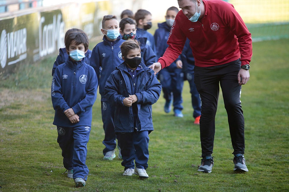 El Salamanca CF UDS aprovecha el descanso del encuentro ante la UD Llanera para presentar a su cantera. Las jóvenes promesas del club mostraron un mensaje en contra de la guerra