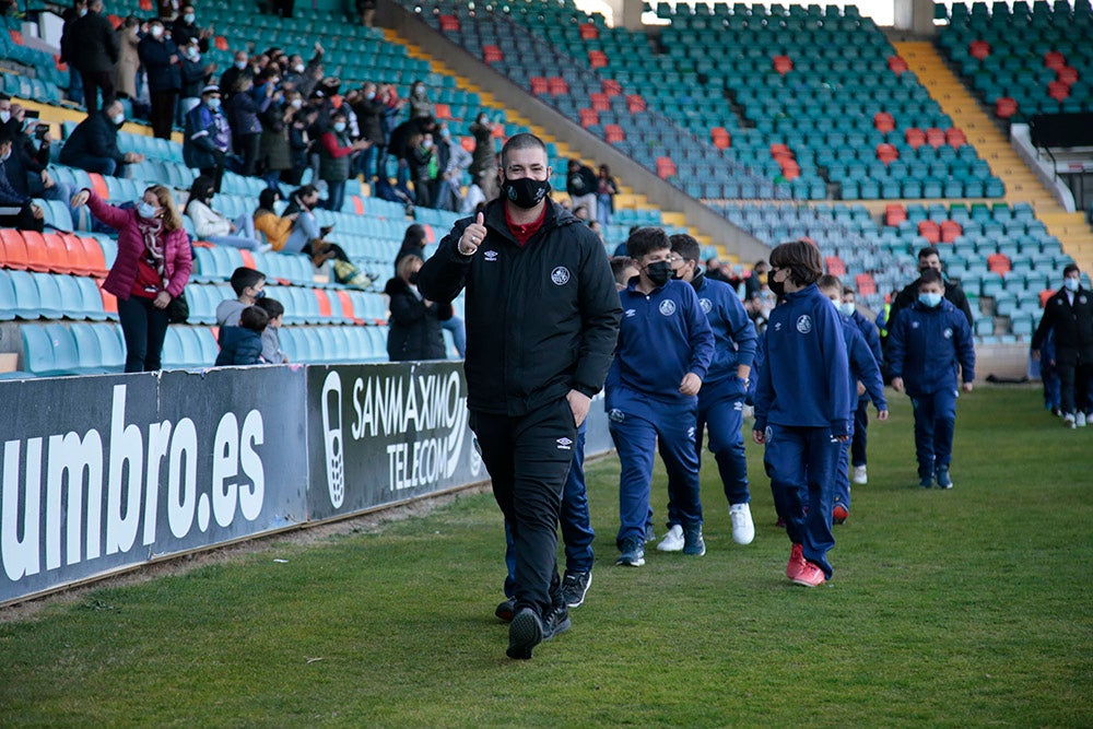 El Salamanca CF UDS aprovecha el descanso del encuentro ante la UD Llanera para presentar a su cantera. Las jóvenes promesas del club mostraron un mensaje en contra de la guerra