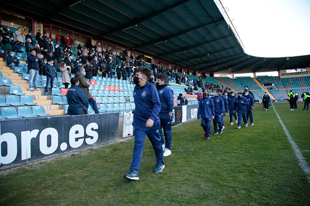 El Salamanca CF UDS aprovecha el descanso del encuentro ante la UD Llanera para presentar a su cantera. Las jóvenes promesas del club mostraron un mensaje en contra de la guerra