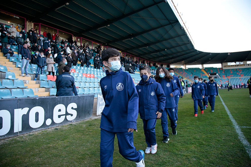 El Salamanca CF UDS aprovecha el descanso del encuentro ante la UD Llanera para presentar a su cantera. Las jóvenes promesas del club mostraron un mensaje en contra de la guerra