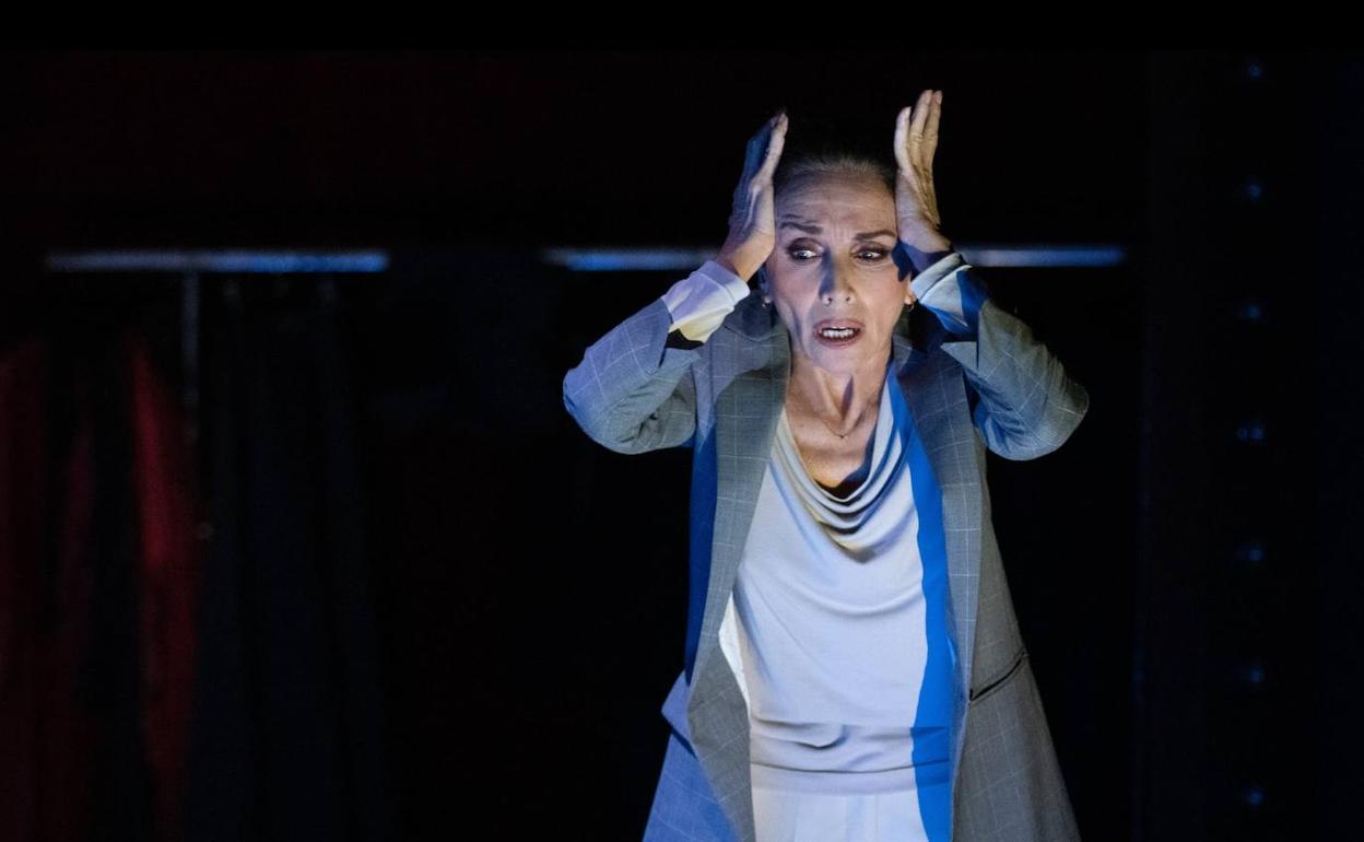 Ana Belén, durante una representación de 'Eva cotnra Eva'. 