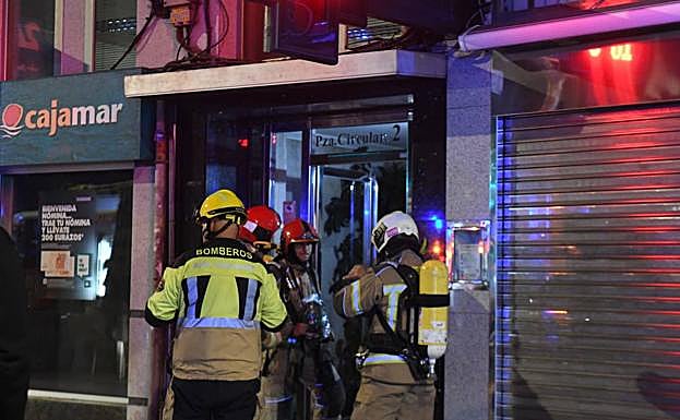 Imagen principal - Arriba, los Bomberos sofocan el incendio en la plaza Circular. En la parte inferior, dotaciones desplazadas hasta la calle Democracia e incendio en la vivienda. 