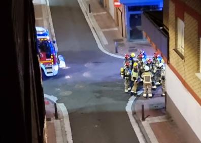 Imagen secundaria 1 - Arriba, los Bomberos sofocan el incendio en la plaza Circular. En la parte inferior, dotaciones desplazadas hasta la calle Democracia e incendio en la vivienda. 