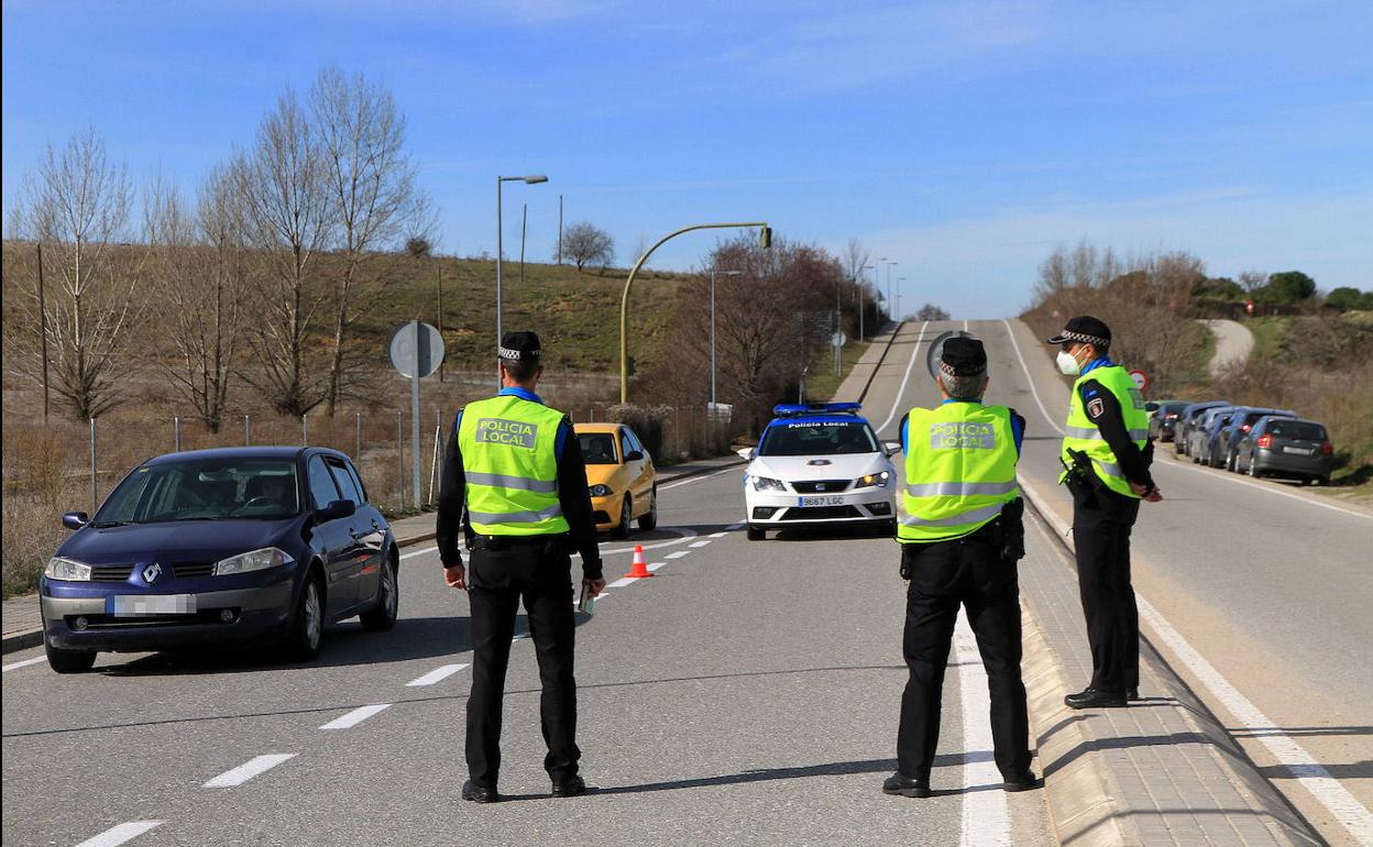 Control de la Policía Local en la calle 3 de Abril, uno de los accesos a la ciudad por el Hospital General. 