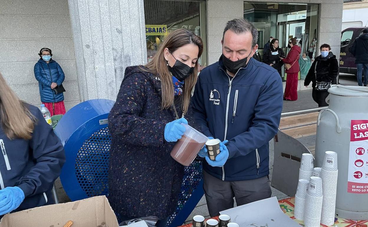 María Jesús Moro, la concejala durante la chocolatada. 