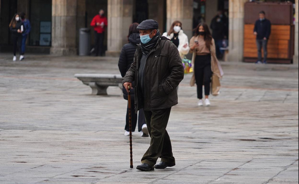 Un jubilado pasea por el centro de Salamanca. 