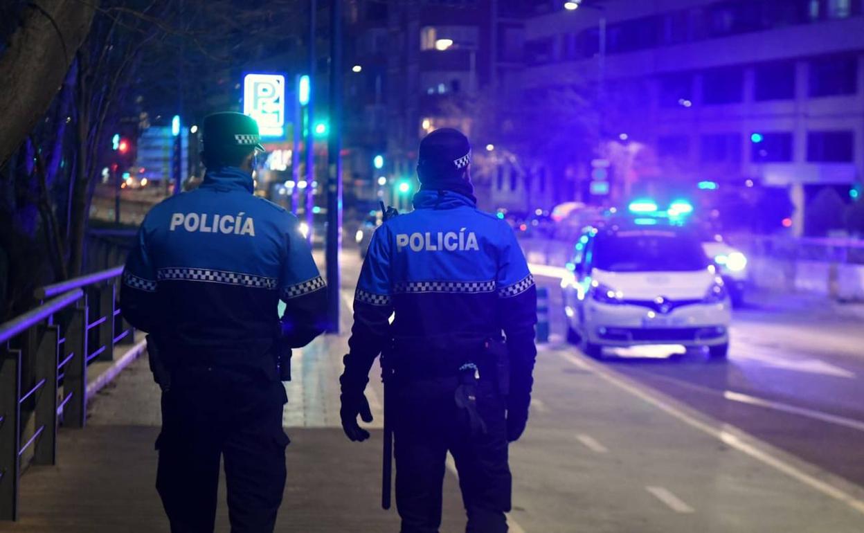 Agentes de la Policía Municipal en el entorno de Las Moreras, este lunes por la noche. 