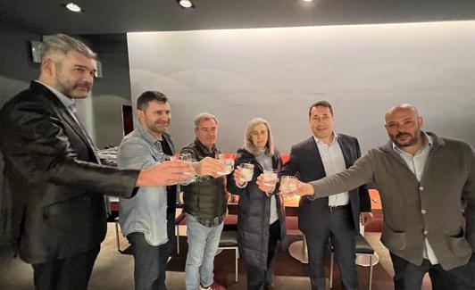 Brindis tras darse a conocer los reconocimientos. 