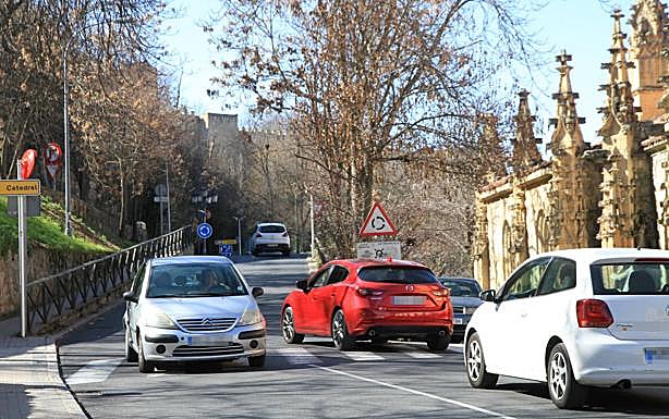 Tráfico por la calle Cardenal Zúñiga, donde se detectaron 46 infracciones en 2021. 