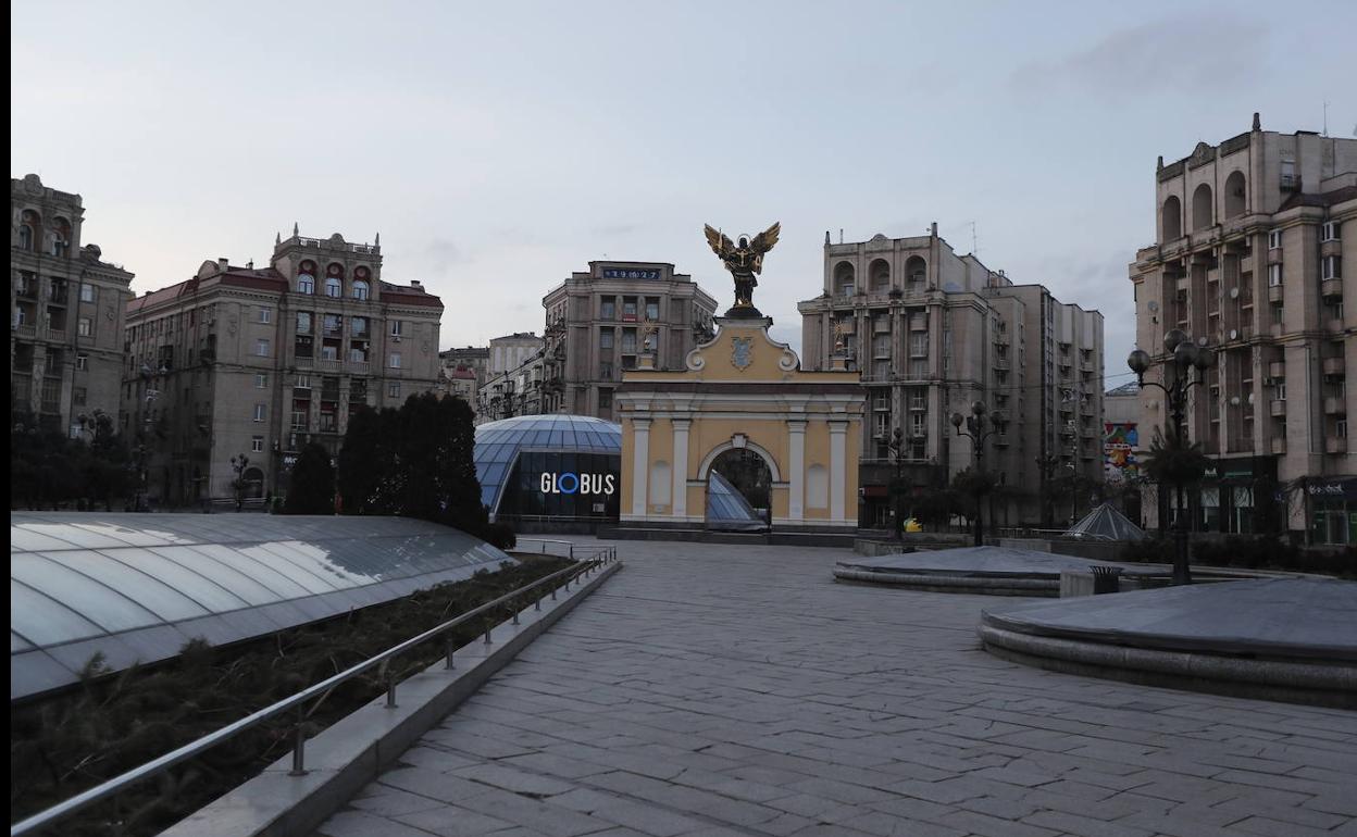 Plaza de la Independencia de Kiev vacía, este viernes.