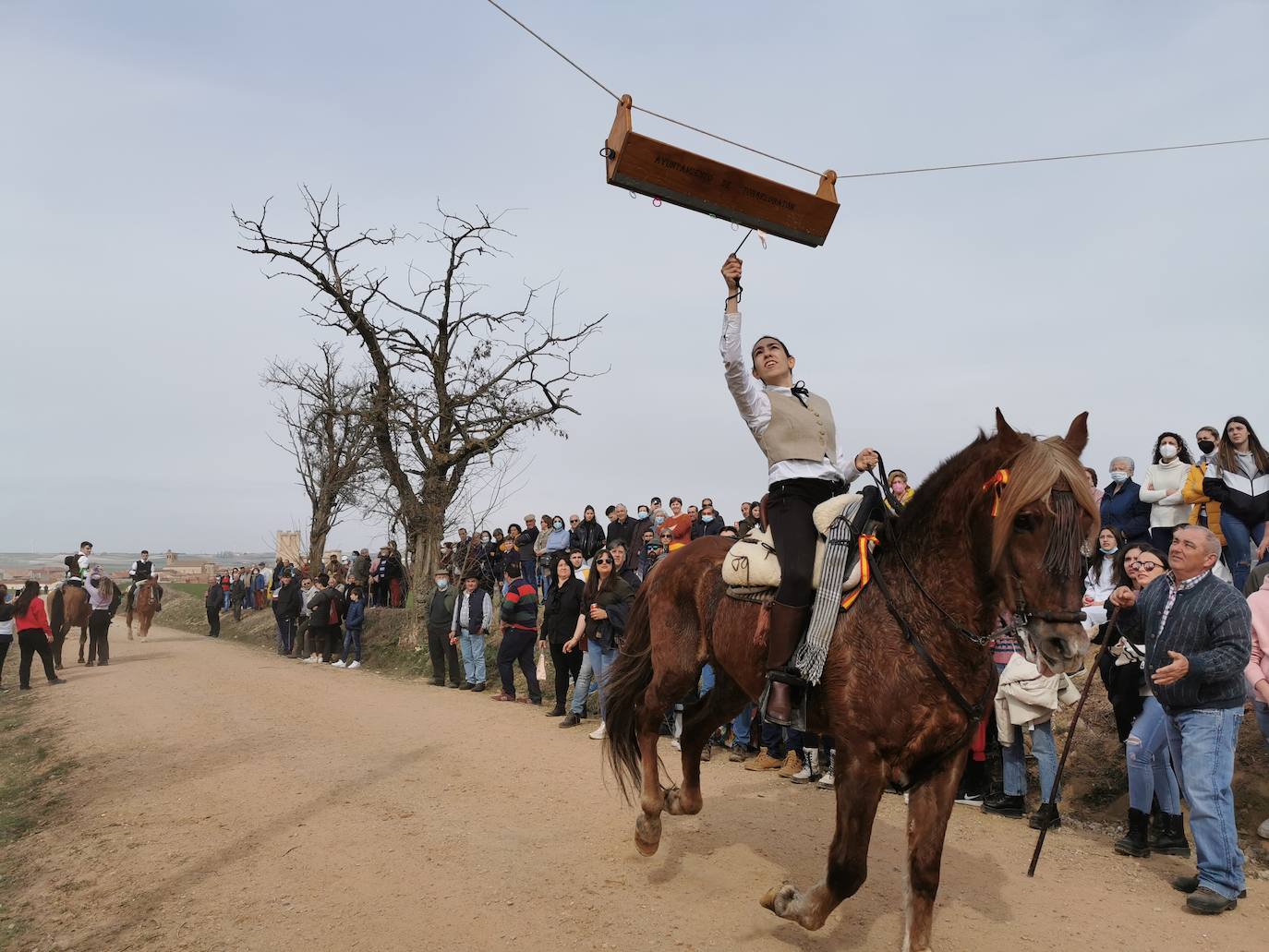 Fotos: Los quintos de Torrelobatón corren las cintas tras dos años en blanco por la covid