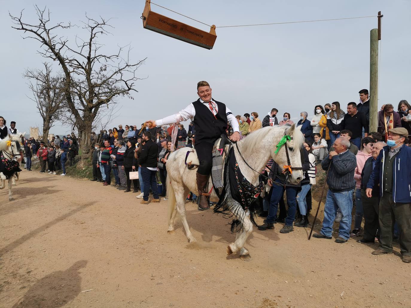 Fotos: Los quintos de Torrelobatón corren las cintas tras dos años en blanco por la covid