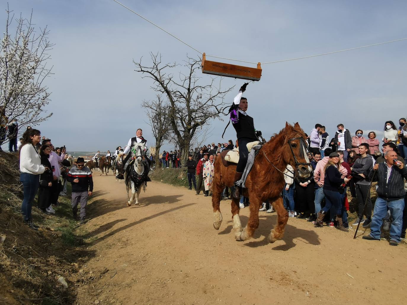 Fotos: Los quintos de Torrelobatón corren las cintas tras dos años en blanco por la covid