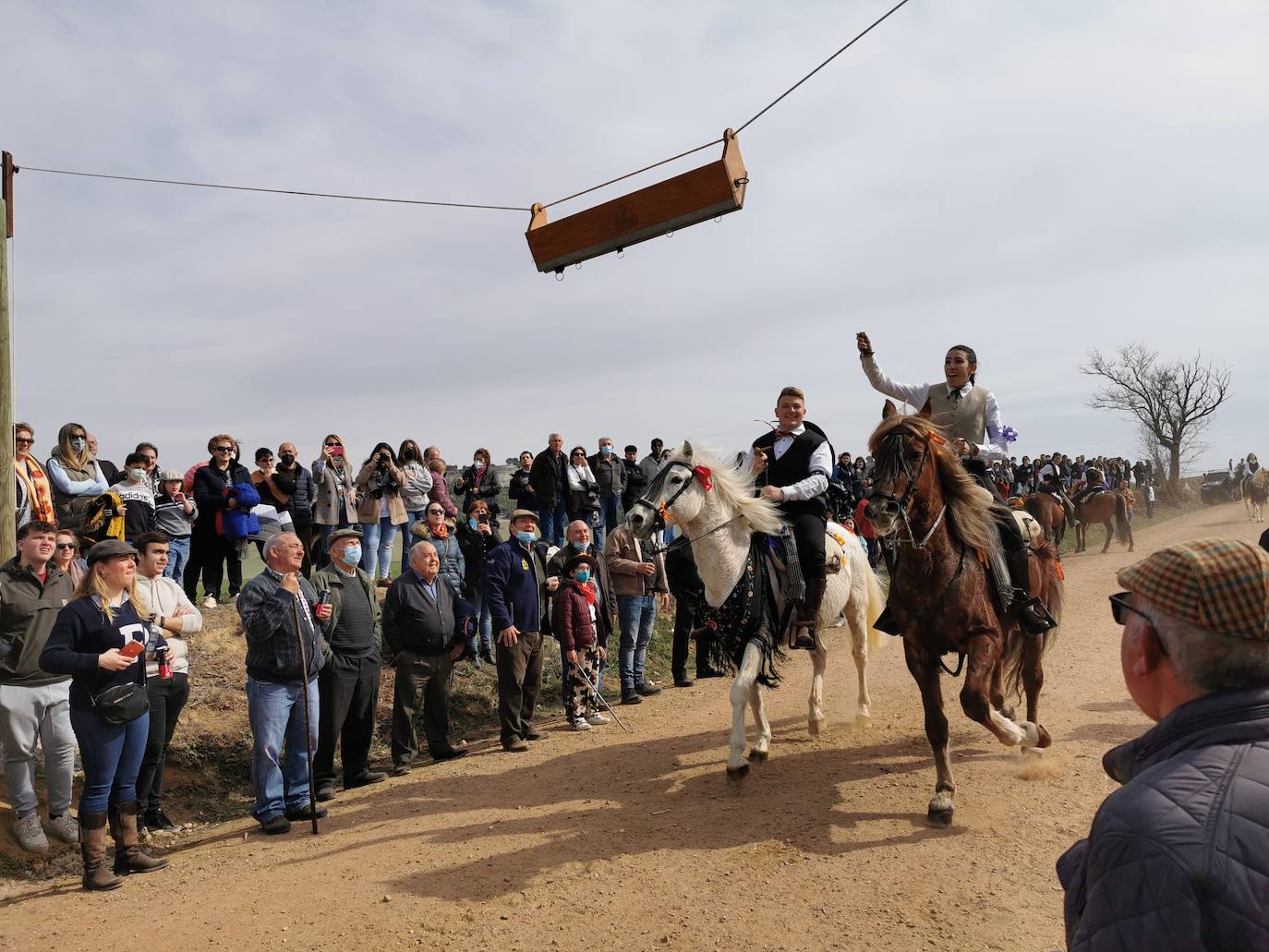 Fotos: Los quintos de Torrelobatón corren las cintas tras dos años en blanco por la covid