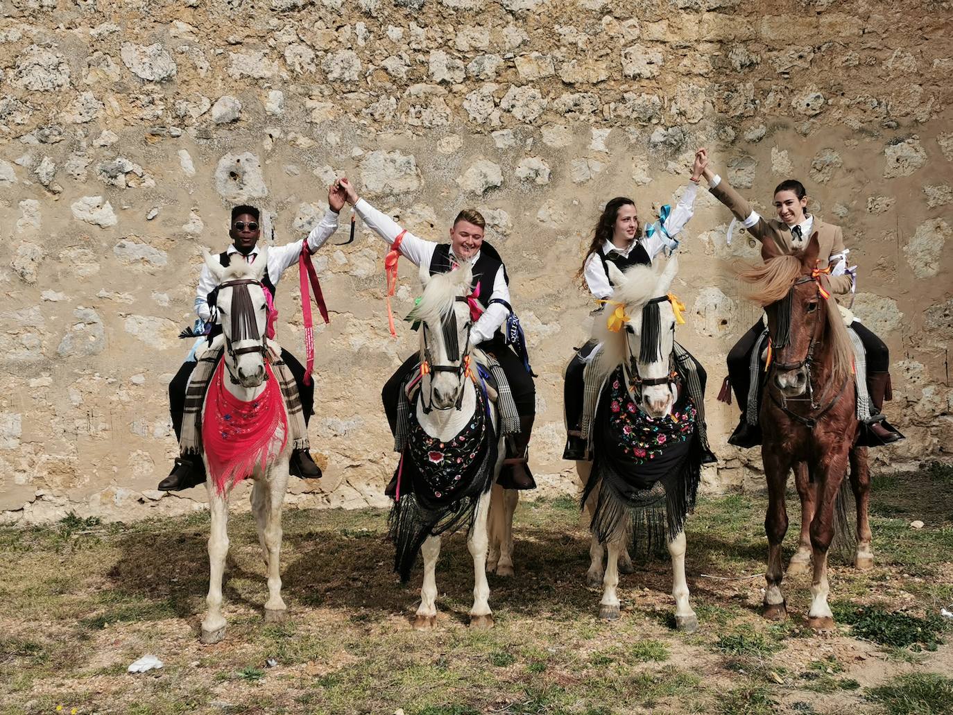 Fotos: Los quintos de Torrelobatón corren las cintas tras dos años en blanco por la covid