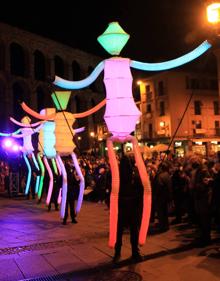 Imagen secundaria 2 - Arriba, romanos, indios, payasos y un sinfín de disfraces en el cortejo. Abajo, degustación del potaje carnavalero, ya en la Plaza Mayor, y los 'Big Dancers' que han abierto el desfile este martes en las calles de la ciudad. 