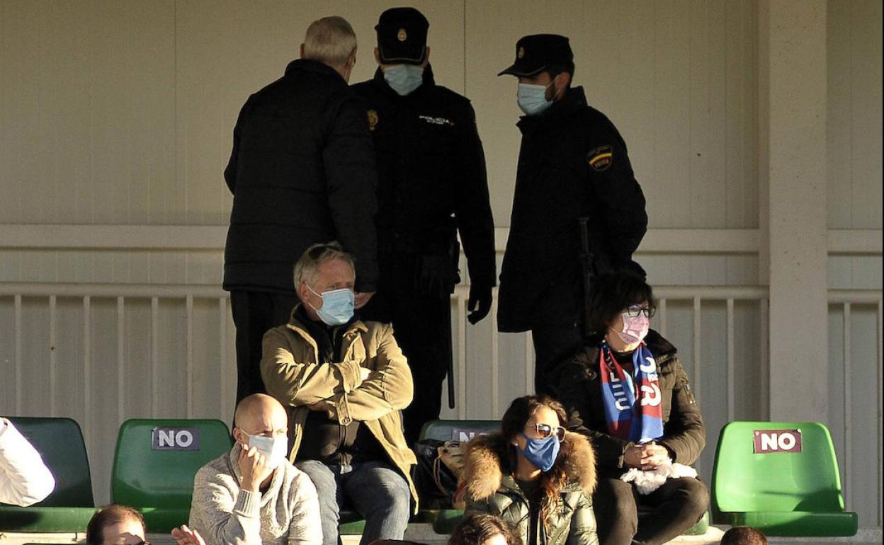 Dispositivo policial en la tribuna general de La Albuera.