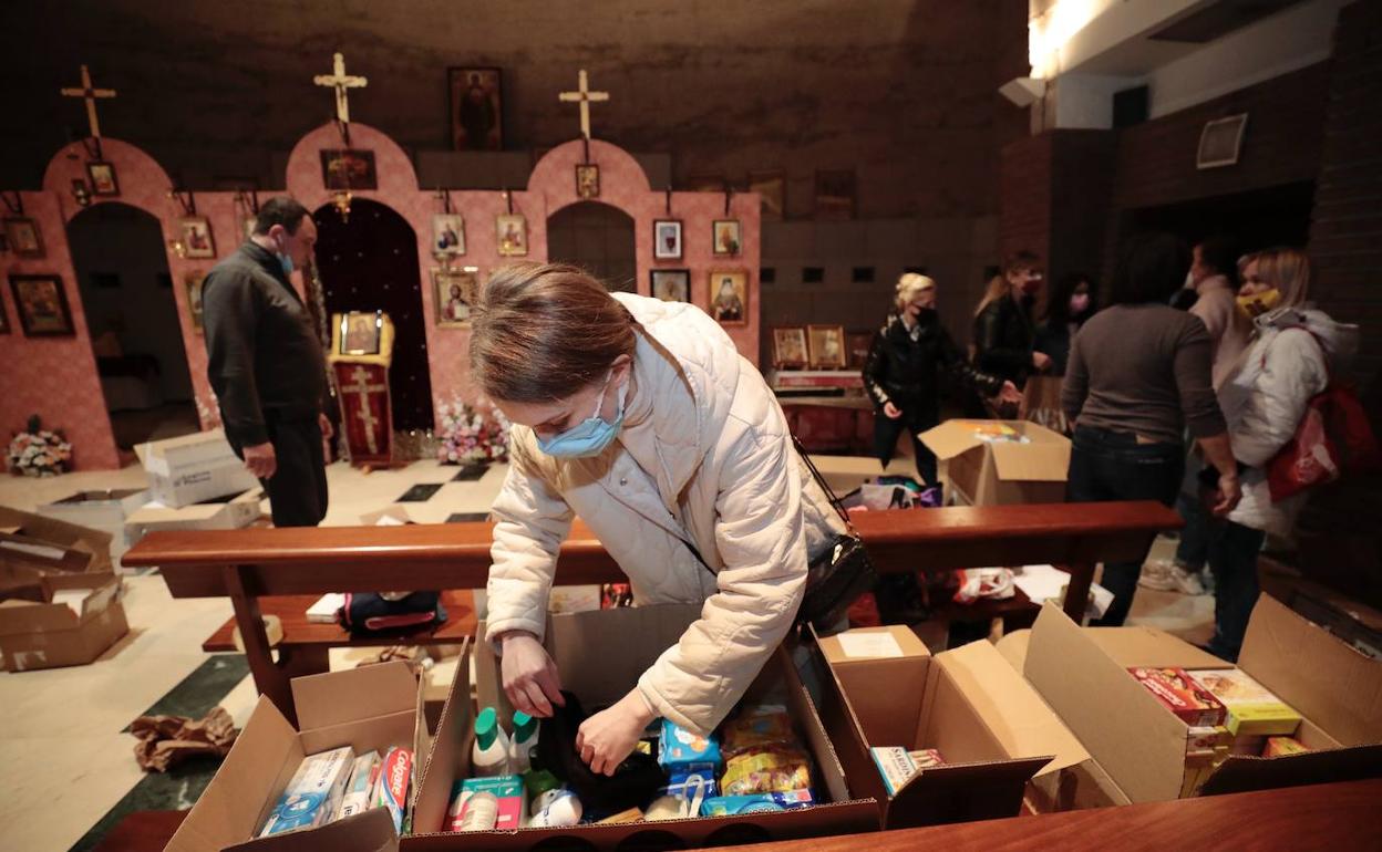 Acopio de material y recogida de provisiones para Ucrania, iglesia ortodoxa en los bajos de la parroquia de los capuchinos en la calle divina Pastora. 