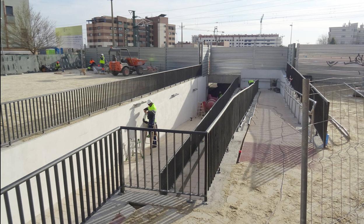 Remates en la boca del paso peatonal que discurre en paralelo al de vehículos. 