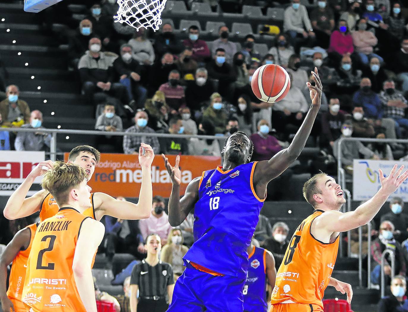 Bamba Fall captura un rebote en el partido ante el Juaristi. 