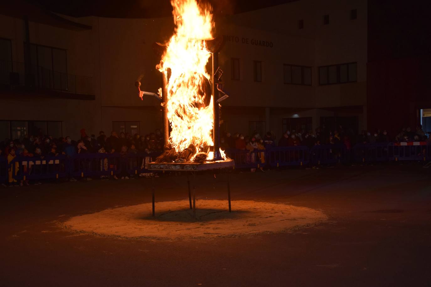 Fotos: Carnaval en Guardo: La quema de la falla de Don Gong