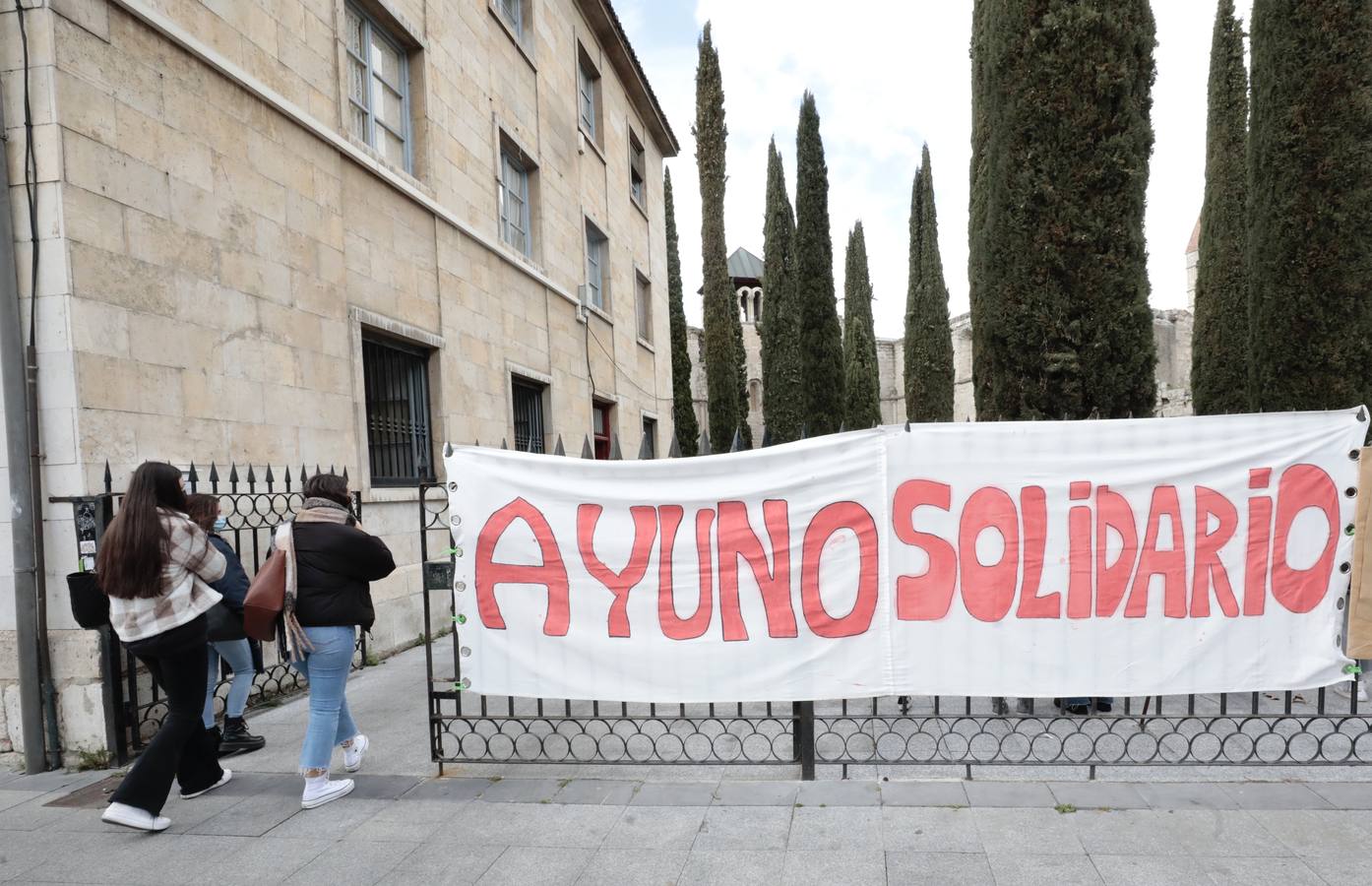 Fotos: Ayuno solidario por la paz en Ucrania en la Plaza de la Universidad