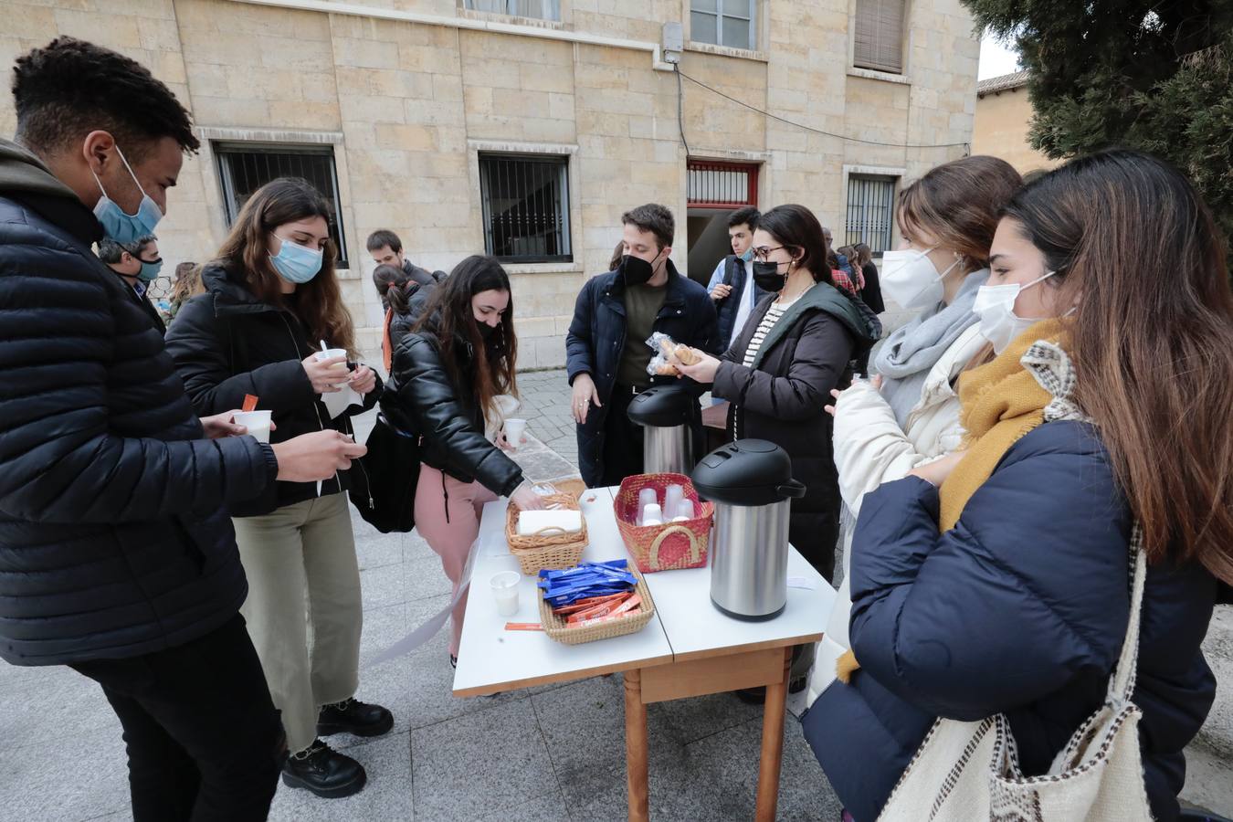 Fotos: Ayuno solidario por la paz en Ucrania en la Plaza de la Universidad