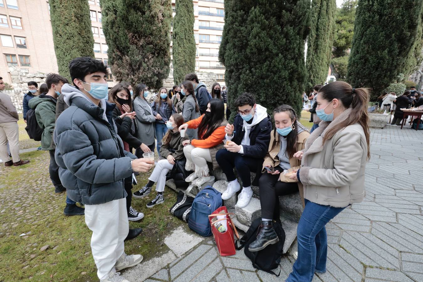 Fotos: Ayuno solidario por la paz en Ucrania en la Plaza de la Universidad