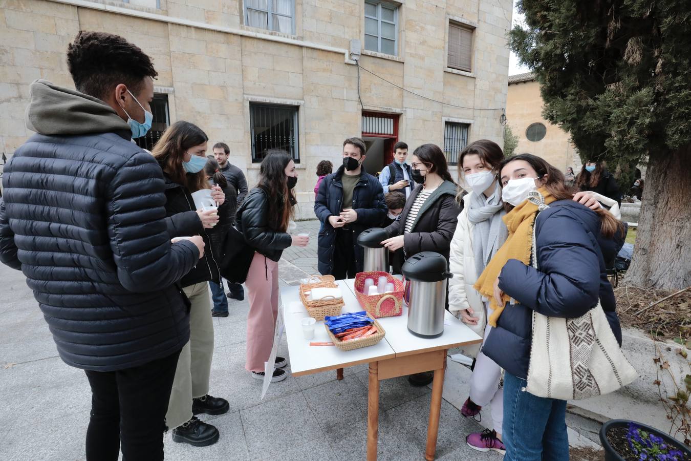 Fotos: Ayuno solidario por la paz en Ucrania en la Plaza de la Universidad