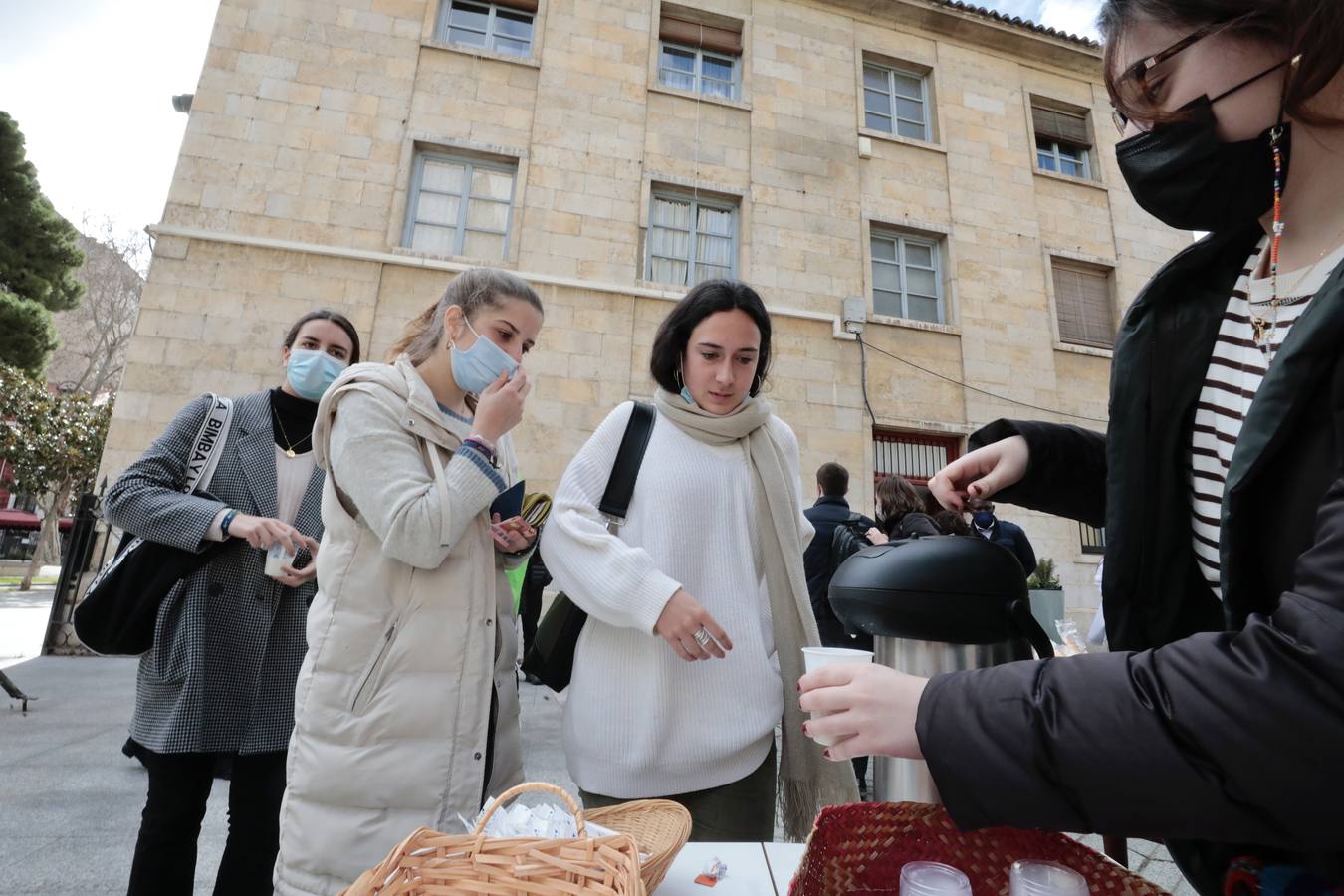 Fotos: Ayuno solidario por la paz en Ucrania en la Plaza de la Universidad