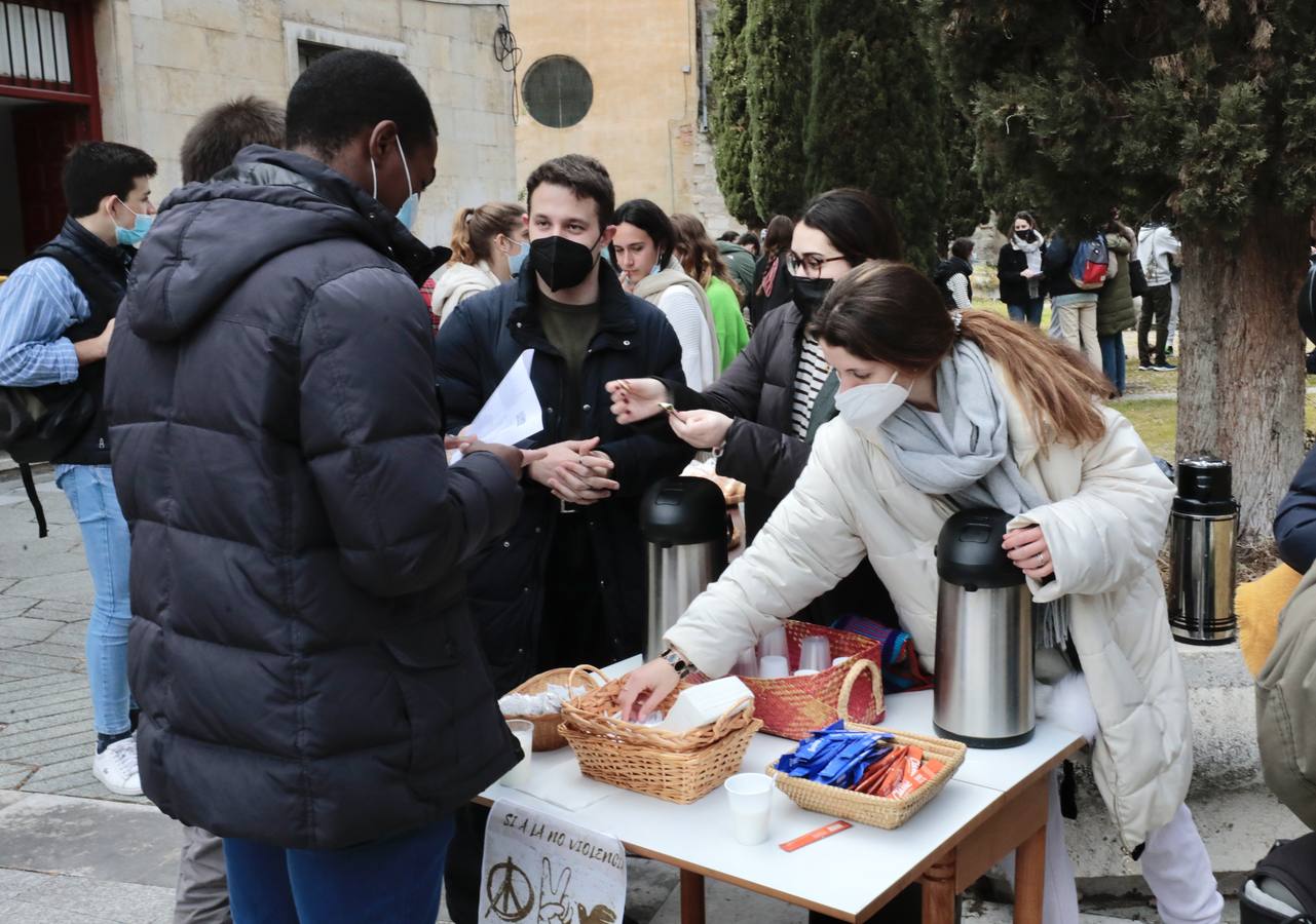 Fotos: Ayuno solidario por la paz en Ucrania en la Plaza de la Universidad