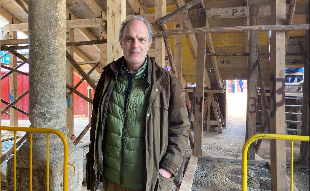 El doctor Enrique Crespo, esta mañana de miércoles, junto a la plaza de toros de Ciudad Rodrigo. 