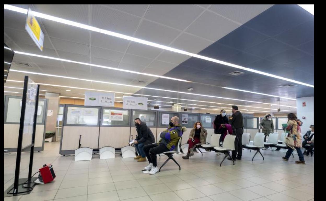 Varias personas esperan a ser atendidas en una Oficina de Empleo.