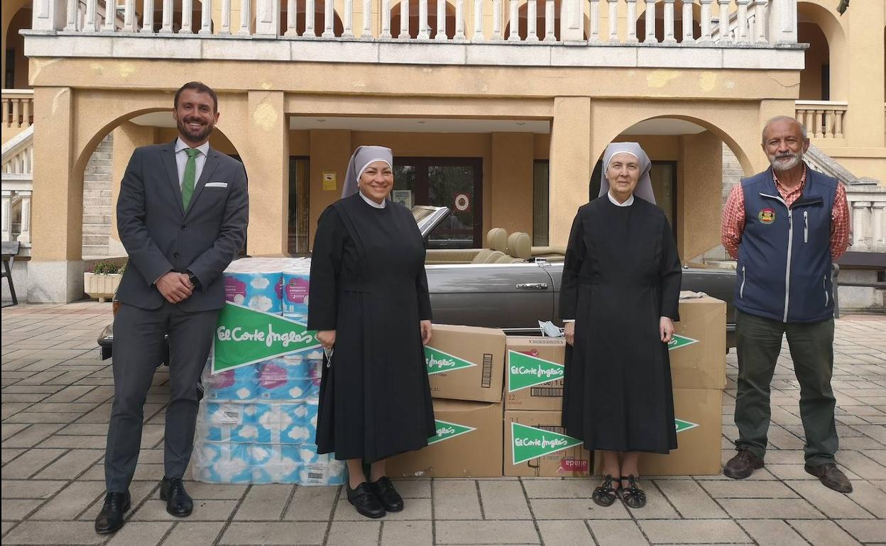 Entrega de la donación obtenida en la recaudación del 'Día del Guardia Urbano'. 