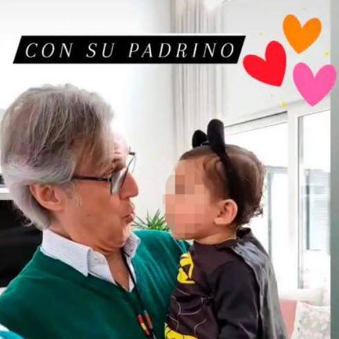 El pequeño Miguel Jr. con su futuro padrino 'Poty Castillo'. 
